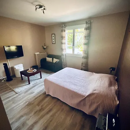 Maison Fleurie בית הארחה *